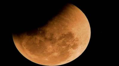 معهد الفلك: خسوف القمر يبدأ الساعة 6:28 وقرص القمر يختفي بالكامل 9:12 مساء