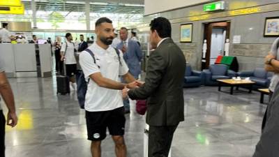 وزير الرياضة يودع المنتخب الوطني بمطار القاهرة.. قبل مواجهته الحاسمة مع منتخب بوركينا فاسو