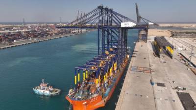 وزير الصناعة يعلن استقبال رصيف محطة هاتشيسون رقم 1 بميناء السخنة السفينة المتخصصة ZHEN HUA 23