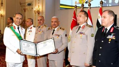 وزير الدفاع والإنتاج الحربى يكرم قادة القوات المسلحة الذين أوفوا العطاء بالقوات المسلحة