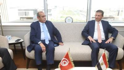 وزير الزراعة يبحث مع وفد تونسي رفيع المستوى تعزيز الاستثمارات الزراعية المشتركة