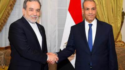 وزير الخارجية يستقبل نظيره الإيراني لبحث العلاقات الثنائية والتطورات الإقليمية