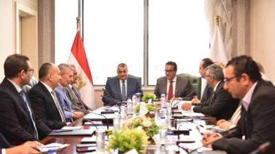 ووزير الصحة والسكان يستقبل وزير الدولة للإنتاج الحربي لمناقشة المشروعات المشتركة بين الوزارتين