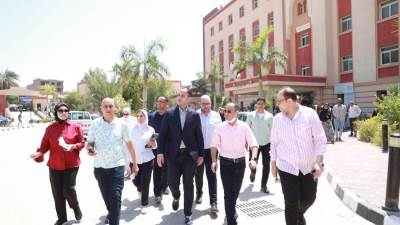 نائب وزير الصحة يتفقد المنشآت الصحية بمركز ملوي بالمنيا لتعزيز جودة الخدمات