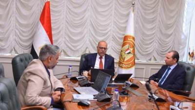 وزير العمل يعقد اجتماعًا مع مديري المديريات.. ويوجه بتكثيف حملات التفتيش على تراخيص عمل الأجانب 