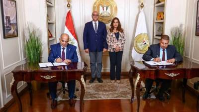 وزيرة التنمية المحلية ومحافظ القليوبية يشهدان توقيع عقد تقديم خدمات الجمع ونظافة الشوارع بأحياء شبرا الخيمة