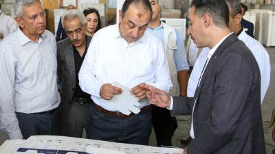 وزير قطاع الأعمال العام في زيارة ميدانية لشركة العبوات والمستلزمات الطبية بالعاشر من رمضان