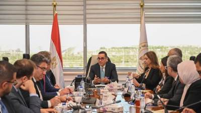 وزير قطاع الأعمال يستعرض الموقف التنفيذي لمشروعات التطوير بشركات "القابضة للأدوية" وإدخال مستحضرات جديدة