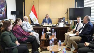  نائب وزير الصحة يعقد اجتماعًا مع وفد اللجنة الدولية للاعتماد في مكافحة مقاومة المضادات الحيوية