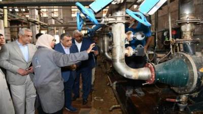 وزير الإنتاج الحربى يتابع سير العملية الإنتاجية بشركة أبو زعبل للكيماويات المتخصصة