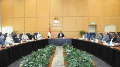 وزير الإسكان يعقد اجتماعاً موسعاً مع مسئولي مديريات الإسكان بمختلف المحافظات