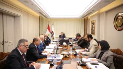 وزير قطاع الأعمال يعقد اجتماعًا مع الرؤساء التنفيذيين للشركات القابضة لمتابعة ملفات العمل