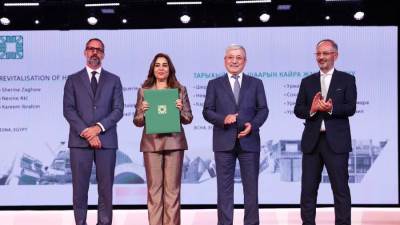 وزيرة التنمية ومحافظ الأقصر يتسلمان جائزة الآغا خان العالمية للعمارة 2025 عن مشروع إعادة إحياء إسنا التاريخية