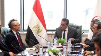وزير الصحة يبحث مع نائب رئيس شركة "أليكسيون" التعاون في مجال الأمراض النادرة والوراثية