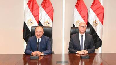 وزيرا قطاع الأعمال والبترول يشهدان توقيع عقد بين "إيجوث" و"بتروجت" لإعادة تأهيل وتشغيل فندق "جيت بيتش" بالعين السخنة