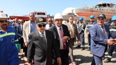 الفريق أسامة ربيع يشهد لحام قرينة "معديتين" و"لنش" من طراز بحار