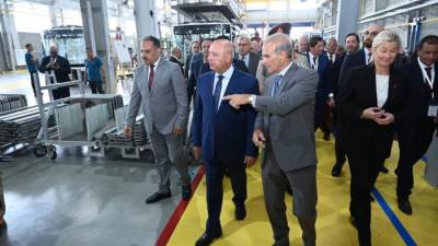 وزير الصناعة والنقل يفتتح خط إنتاج جديد لشركة MCV لتصنيع وتصدير الأتوبيسات الكهربائية بمدينة الصالحية الجديدة بمحافظة الشرقية