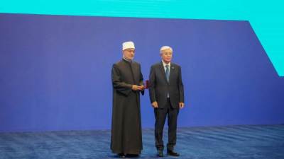 رئيس كازاخستان يكرم مفتي الجمهورية ويمنحه وسام الشرف تقديرًا لجهوده في الحوار بين الأديان