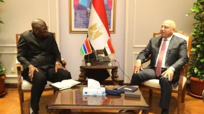 وزير الصناعة يبحث مع وزير الدفاع الجديد بدولة جامبيا فرص التعاون