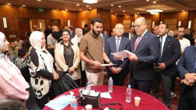  وزير العمل ومحافظ القاهرة يسلمان 100 عقد عمل جديد لذوي همم
