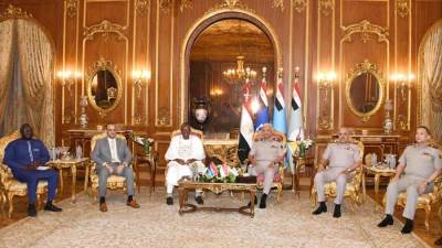 الفريق أول عبد المجيد صقر القائد العام للقوات المسلحة وزير الدفاع والإنتاج الحربى يلتقى وزير الدفاع لجمهورية جامبيا