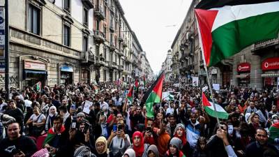 احتجاجات مؤيدة للفلسطينيين داخل مجلس مدينة ميلانو الإيطالية