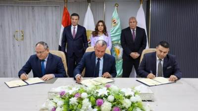 وزيرا التنمية المحلية والزراعة ومحافظ الوادي الجديد يشهدون توقيع بروتوكول لإنشاء أول مركز متكامل لانتاج الحرير الطبيعي بمدينة الخارجة