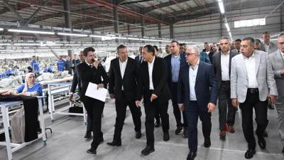 رئيس الوزراء يفتتح مصنع "إروجلو جارمنت" التركي للملابس الجاهزة بمنطقة القنطرة غرب الصناعية.. ويتفقد أعمال البنية التحتية بالمنطقة