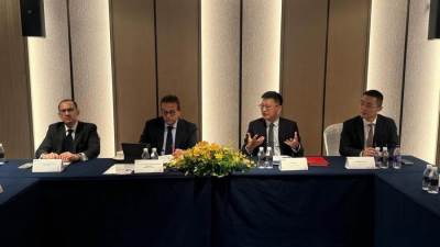 نائب رئيس الوزراء وزير الصحة يبحث مع مسئولي هواوي التعاون في التكنولوجيا الطبية