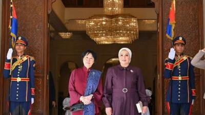 قرينة الرئيس السيسي ترحب بحرم رئيس سنغافورة في بلدها الثاني مصر