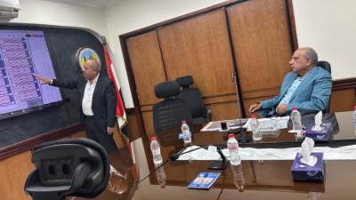 وزير الكهرباء يتفقد غرفة عمليات المراقبة ومتابعة العمل ومركز خدمات عملاء الشيخ زايد بشركة القناة لتوزيع الكهرباء