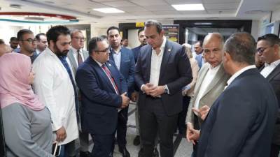 رئيس هيئة الرعاية الصحية ومحافظ المنيا يتفقدان مركز أورام المنيا وأقسام الاستقبال والطوارئ والأشعة والمعامل الباثولوجية والأقسام الداخلية بالمركز