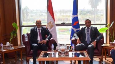 وزير العمل والمحافظ يٌسلمان 81 عقد عمل للشباب من بينهم 31 عقدًا لذوي همم 