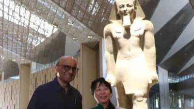 رئيس سنغافورة يزور المتحف المصري الكبير وأهرامات الجيزة