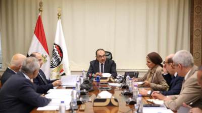 وزير قطاع الأعمال العام يتابع موقف مشروعات شركة الإسكندرية للاستثمارات والتنمية العمرانية وتوسعاتها الجديدة