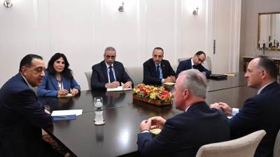 رئيس الوزراء يلتقي رئيس شركة "بوينج" العالمية