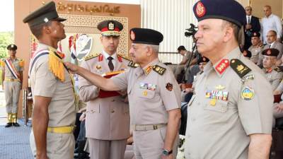 وزير الدفاع يشهد حفل تخرج الدفعة (168) من كلية الضباط الإحتياط
