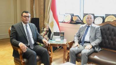 وزير الإسكان يستعرض مع محافظ القاهرة الموقف التنفيذي لعدد من المشروعات