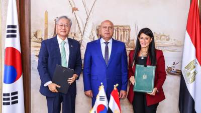 وزير النقل يشهد توقيع مذكرة تفاهم بين وزيرة التخطيط وسفير كوريا الجنوبية بالقاهرة بشأن مشروع تطوير تكنولوجيا صيانة السيارات الخضراء