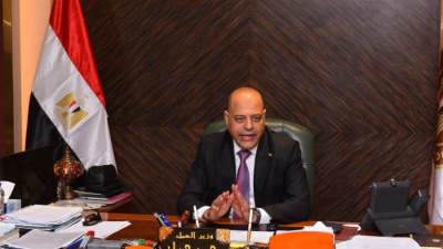 وزير العمل يعتمد صرف 800 ألف جنيه رعاية صحية وإعانات حوادث لـ217 عاملاً
