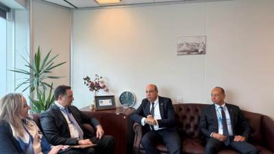 وزير الطيران يبحث مع وفد هيئة الطيران المدنى اليونانية سبل تعزيز التعاون