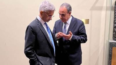 وزير الخارجية والهجرة يلتقي بنظيره الهندي