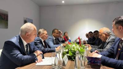 وزير الكهرباء والطاقة المتجددة يجتمع مع رئيس شركة"روسآتوم " الروسية وفريق العمل القائم على مشروع محطة الضبعة النووية 