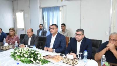 وزير الإسكان يعقد اجتماعا مع الشركات المنفذة بحدائق تلال الفسطاط.. ويتفقد مواقع العمل