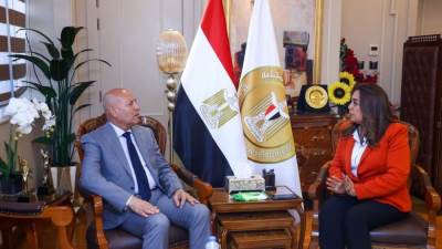 وزيرة التنمية المحلية تتابع مع محافظ القاهرة المشروعات التنموية والخدمية والموقف التنفيذي لتطوير بعض المناطق بالعاصمة