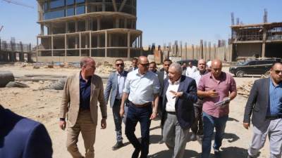 الوزير يوجه بإيقاف العمل في المنشأت غير الملتزمة.. وتنظيم ندوات تثقيفية للتوعية بسلامة أدوات الإنتاج وصحة العمال