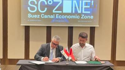 رئيس اقتصادية قناة السويس يوقع عقد مشروع (هايبر بلاستيك) للتدوير وحلول التغليف