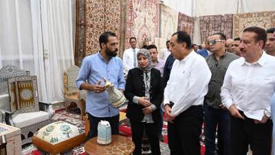 رئيس الوزراء يتفقد معرض صناعات الحرف اليدوية والتراثية بقرية شمّا بأشمون