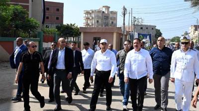 رئيس الوزراء يتفقد وحدة المكتبة المتنقلة بقرية شمّا بمركز أشمون