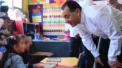 رئيس الوزراء يتفقد مدرسة الشهيد سامح طاحون الابتدائية بقرية شمّا